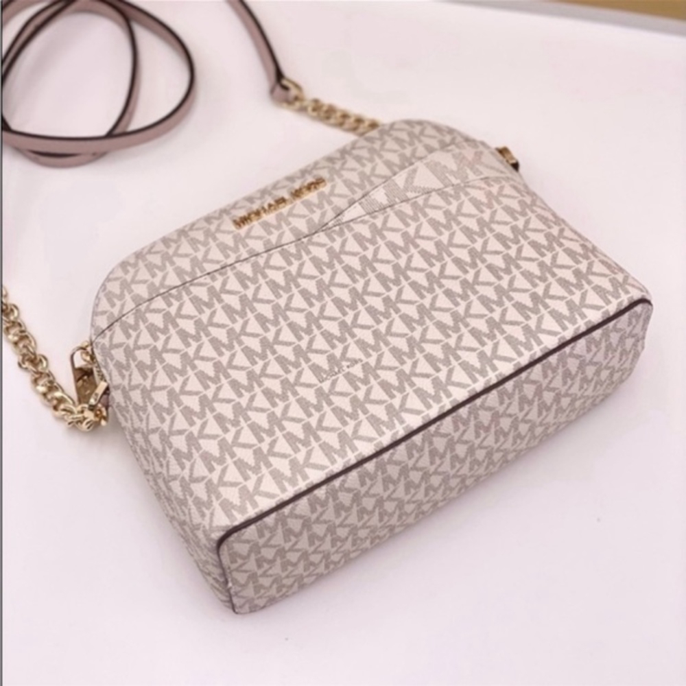 Michael Kors Dome Crossbody
Vanilla Pink